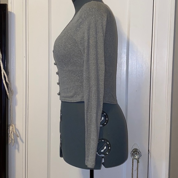 🤍 Grey Crop-Top 🤍 - Picture 5 of 6